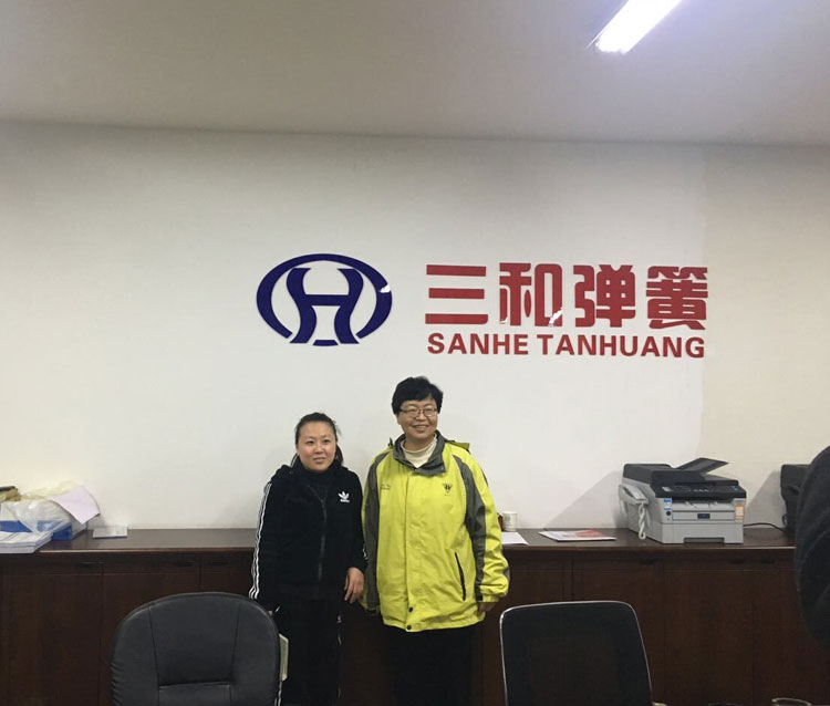 台灣(wan)客戶來我司合影(yǐng)