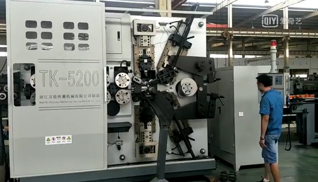 工人操作彈(dan)簧制造機流程(cheng)