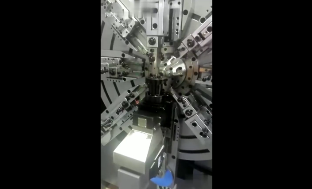 展會(hui)現場演示制造(zào)拉簧過程